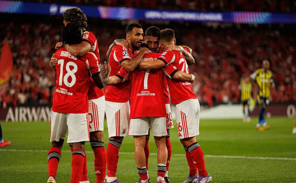 穆里尼奥连续6年缺席欧冠，爱将肘击染红，率队0射正遭淘汰